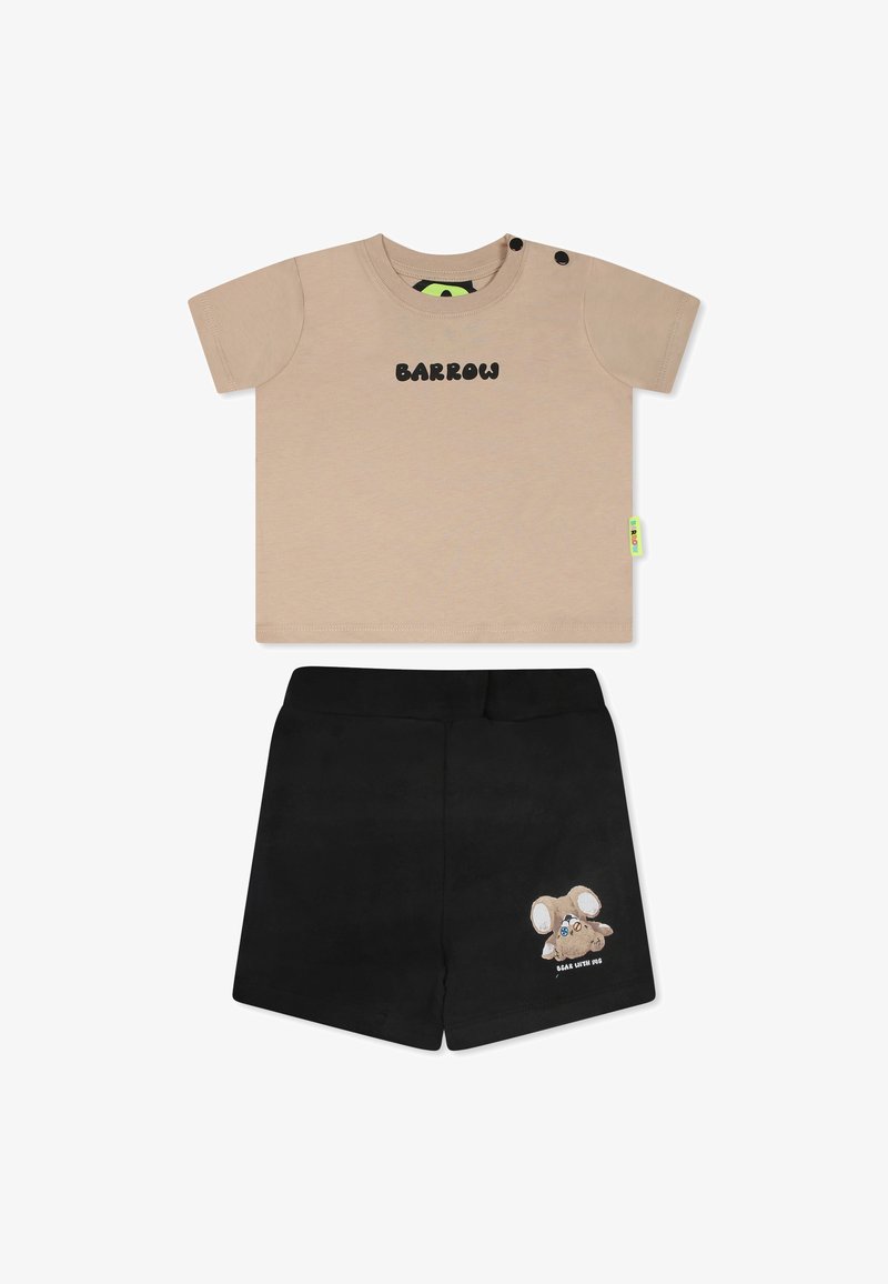 T-shirt beige a maniche corte con testo nero "BARROW" e dettaglio con bottoni; abbinato a pantaloni corti neri con grafica di un topo e dettagli testuali.