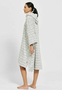 Huvudbadrock i ljusgrått med en vågmönster, tillverkad av mjukt material. Har korta ärmar och en lös passform som når halvvägs ner på vaderna.