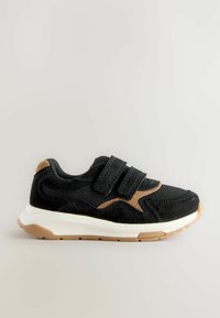 Czarne sneakersy z siateczkową cholewką i zamszowymi akcentami, podwójnymi paskami na rzep oraz białą podeszwą środkową z fakturowaną, brązową podeszwą.