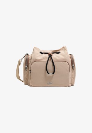 Bolso de nailon beige con bolsillos con cremallera, cierre de cordón y detalle de logotipo. Presenta una correa ajustable y un acabado suave.