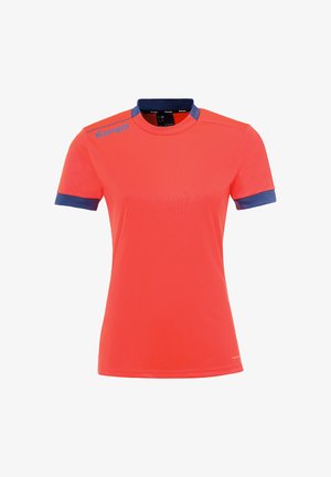 T-shirt de sport corail vif avec un col rond bleu marine et des poignets bleu marine. Présente le logo "Kempa" en bleu marine sur l'épaule gauche. Tissu léger.