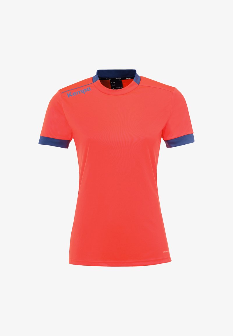 Maglietta sportiva di un brillante corallo con colletto rotondo e polsini blu navy. Presenta il logo "Kempa" in blu navy sulla spalla sinistra. Tessuto leggero.