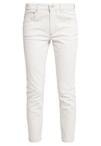 Vaqueros de mezclilla blanca con un corte ajustado, diseño de cinco bolsillos, cierre frontal de botón y sutiles detalles de costura. Textura suave y estilo clásico.