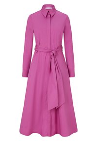 Abito camicia rosa con colletto, maniche lunghe, cintura in vita e silhouette a forma di A. Realizzato in tessuto morbido, presenta chiusura a bottoni e tasche laterali.