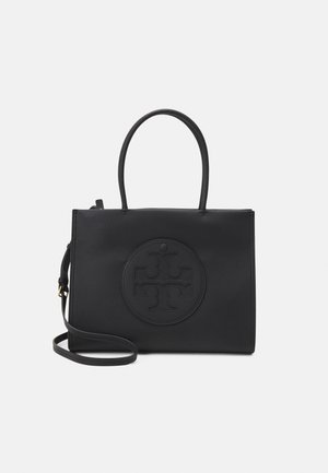 Schwarze Handtasche aus glattem Material mit doppelten Griffen, einem abnehmbaren Schulterriemen und einem runden, geprägten Logodetail auf der Vorderseite.