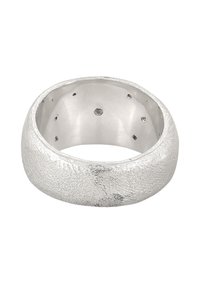 Sølvring med tekstureret overflade, let afrundet form og poleret indre. Har små fordybninger på den indvendige bånd.