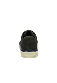 Graue Wildleder-Sneaker mit einer strukturierten Oberfläche, gepolstertem Kragen und weißer Gummisohle. Verfügt über einen marineblauen Akzent um die Ferse und einen Schiebverschluss.