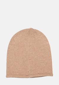 Cappello a berretto in maglia beige con cima arrotondata. Realizzato in tessuto morbido, presenta una texture a coste e un orlo cucito sul fondo.