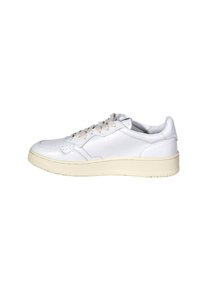 Sneaker bianca in pelle con punta rotonda, chiusura con lacci e una spessa suola in gomma beige. Presenta una texture liscia e un design minimalista.