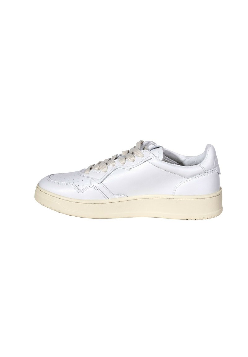 Sneaker bianca in pelle con punta rotonda, chiusura con lacci e una spessa suola in gomma beige. Presenta una texture liscia e un design minimalista.