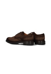 Bruine suède veterschoenen met brogue-details, afgeronde neus, dikke rubberen zolen en contrasterend tan leren interieur.