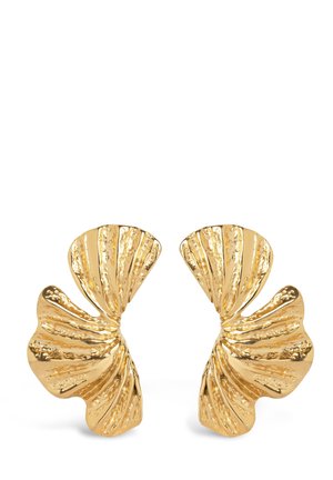 Boucles d’oreilles texturées ton or en forme de feuilles d’éventail abstraites et courbées avec des détails rainurés et martelés.