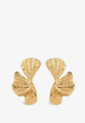 Boucles d’oreilles texturées ton or en forme de feuilles d’éventail abstraites et courbées avec des détails rainurés et martelés.