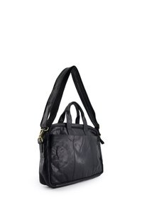 Černá kožená crossbody taška s dvojitými horními uchy, zipovým uzávěrem a viditelným šitím. Má texturovaný povrch a vnější kapsu.