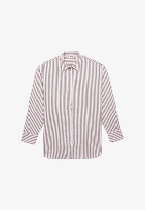 Camisa de manga larga con botones, con finas rayas verticales negras sobre un fondo rosa claro, cuello abatible y puños con botones.