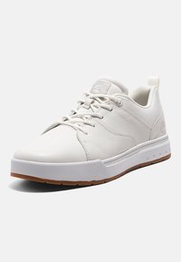 Baskets blanches en cuir avec surface texturée, bout rond, semelle en caoutchouc et logo subtil sur la languette. Les lacets et l'onglet au talon ajoutent une touche fonctionnelle.