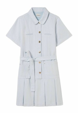 Robe chemise à manches courtes bleu clair avec col, boutons dorés, ceinture à la taille, deux poches frontales et détails de jupe plissée.