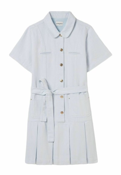 Robe chemise à manches courtes bleu clair avec col, boutons dorés, ceinture à la taille, deux poches frontales et détails de jupe plissée.