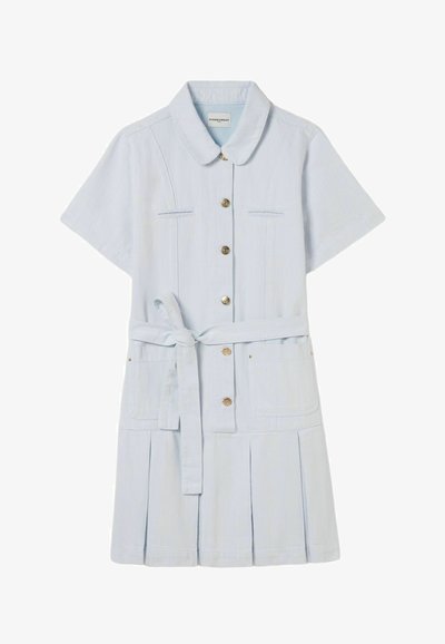 Robe chemise à manches courtes bleu clair avec col, boutons dorés, ceinture à la taille, deux poches frontales et détails de jupe plissée.