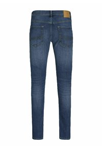 Hátulnézet kék színű, slim fit farmerekről, melyeknek két hátsó zsebe és barna márkajelzése van az övpánton.