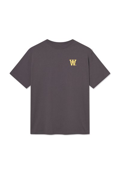 T-shirt di cotone grigio scuro con maniche corte, colletto tondo e un piccolo logo 'W' giallo stampato sul lato sinistro del petto.