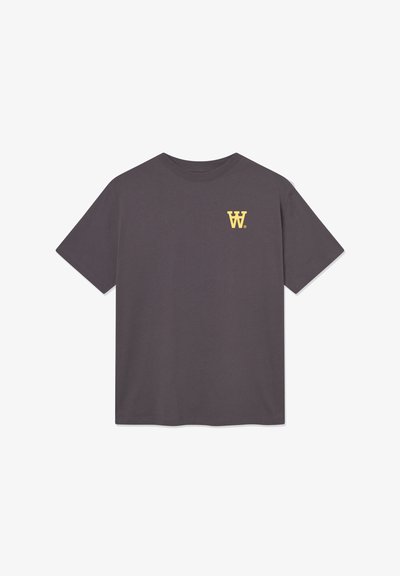 T-shirt di cotone grigio scuro con maniche corte, colletto tondo e un piccolo logo 'W' giallo stampato sul lato sinistro del petto.