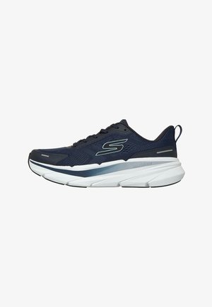 Zapatilla Skechers azul marino con parte superior de malla, suela acolchada gruesa en blanco y gris, diseño con cordones y lengüeta en el talón.