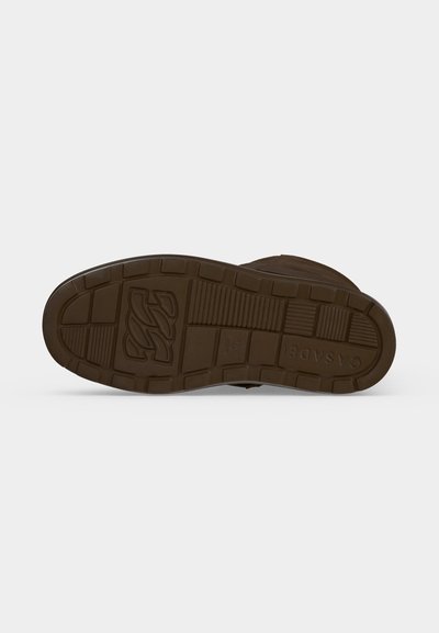 Semelle d'une chaussure marron avec un motif de bande de roulement, des prises surélevées et un nom de marque embossé près du talon.