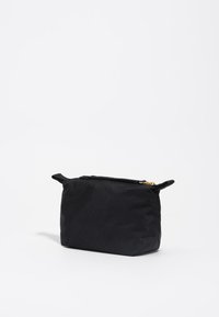 Schwarze Stofftasche mit rechteckiger Form, weicher Textur, goldfarbener Reißverschluss und zwei seitlichen Griffen für einfaches Tragen.