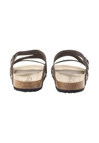 Sandalias marrones vistas desde atrás, con doble tira, plantilla de corcho, suela de goma negra texturizada y una plantilla suave de color claro.