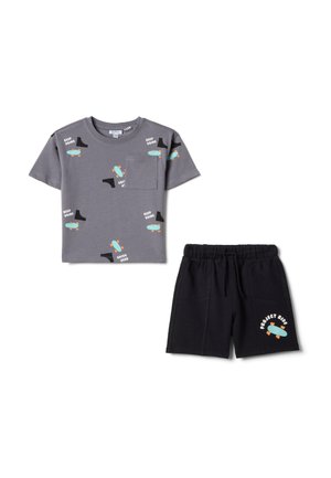 Grijs T-shirt met korte mouwen met skateboards en de tekst "Keep Going", gecombineerd met zwarte korte broek met een skateboard en de tekst "Project Ride".