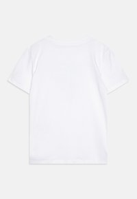 T-shirt blanc à manches courtes en coton. Il a un col rond et une coupe décontractée avec une texture lisse et un ourlet cousu.
