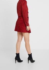 ONLY Petite Chaqueta de cuero sintético - dark red