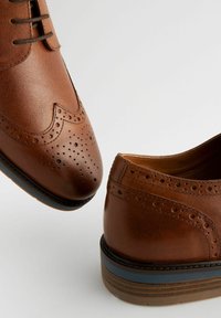 Next BROGUES WITH CONTRAST- REGULAR FIT - Šněrovací boty - tan brown