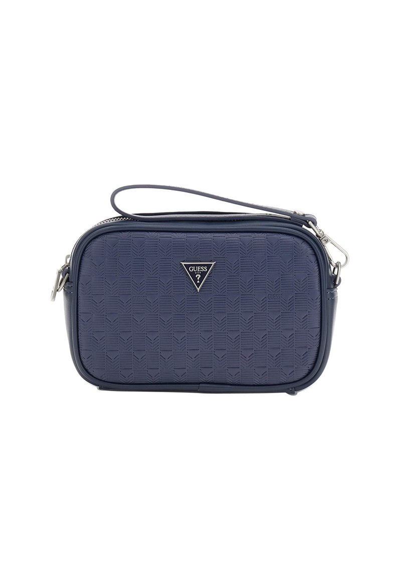 Bolso de hombro sintético azul marino con diseño texturizado geométrico, herrajes plateados y un logo en forma de triángulo. Incluye una correa desmontable y cierre de cremallera.