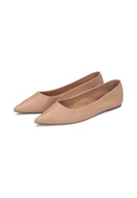 Nude Leder Ballerinas mit spitzem Zehen und minimalem Nähdetail, sowie einem flachen Profil. Glatte Textur und dünne, flache Sohle.
