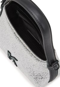 Ezüst csillogású kézitáska fekete bőrszíjjal. Belső részén puha textilbélés és cipzáras zseb található a rendezett tárolás érdekében.