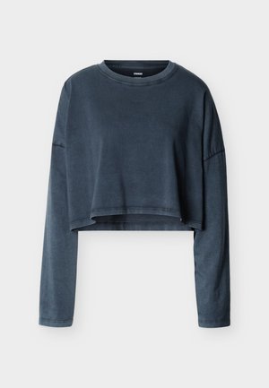 Ciemnoniebieska krótka bluza z długim rękawem, okrągłym dekoltem i subtelnym napisem na piersi na jednolitym tle.