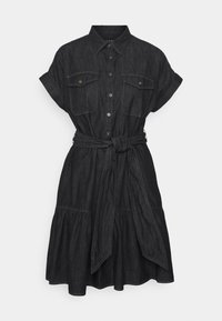 Abito camicia in denim nero con maniche corte, chiusura frontale a bottoni, due tasche sul petto e cintura annodata in vita. Presenta un design a gonna a strati.