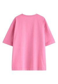 Lyserød bomulds T-shirt med afslappet pasform, korte ærmer og rund hals. Glat tekstur og enkelt design, velegnet til afslappet brug.