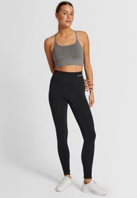 Hummel HMLTIFFY SEAMLESS - Sport-bh met light support - charcoal grey