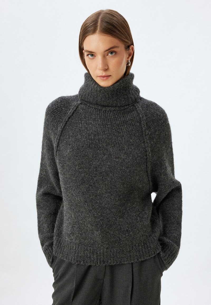 Grijs, chunky gebreid sweater met een hoge col, raglan mouwen en een geribbelde zoom. Wolmix met een zachte, gestructureerde afwerking.