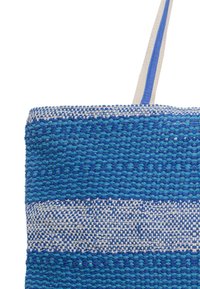 Borsa tote a tracolla blu intrecciata con strisce alternate di blu scuro e chiaro, caratterizzata da un manico in tessuto beige e una superficie con design texturizzato.