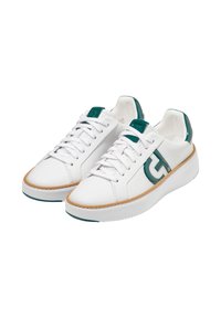 Sneakers in pelle bianca con accenti in vernice verde, punta rotonda, chiusura con lacci e suola in gomma chiara con dettagli di cucitura.