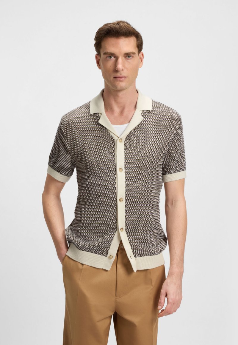Cardigan a maniche corte in maglia marrone scuro e beige, con scollo con colletto, davanti con bottoni e orlo e polsini a coste.