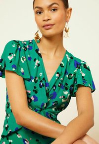 Love & Roses TWIST DETAIL V NECK FRONT SPLIT - REGULAR FIT - Kasdienė suknelė - green animal