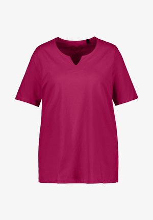 Fuchsia kurzärmliges T-Shirt mit V-Ausschnitt und herzförmigem Ausschnittdetail am Kragen. Hergestellt aus weichem, glattem Baumwollgewebe.
