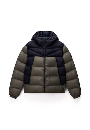 Giacca imbottita con cappuccio caratterizzata da un design bicolore nei toni blu scuro e verde oliva, chiusura con zip e polsini elastici per garantire calore.