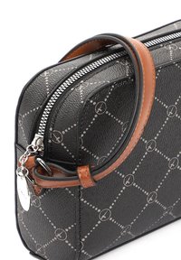 Borsa sintetica nera con una texture, decorata con un motivo grigio, dotata di un manico in pelle marrone e una chiusura con zip argentata.