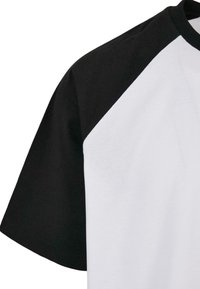 Urban Classics RAGLAN TEE - Trükipildiga T-särk - white black